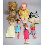 FOUR SINDY DOLLS, A QUANTITY OF SINDY AND OTHER CLOTHES, A GERMAN COMPOSITION DOLL, TEDDY BEAR AND A