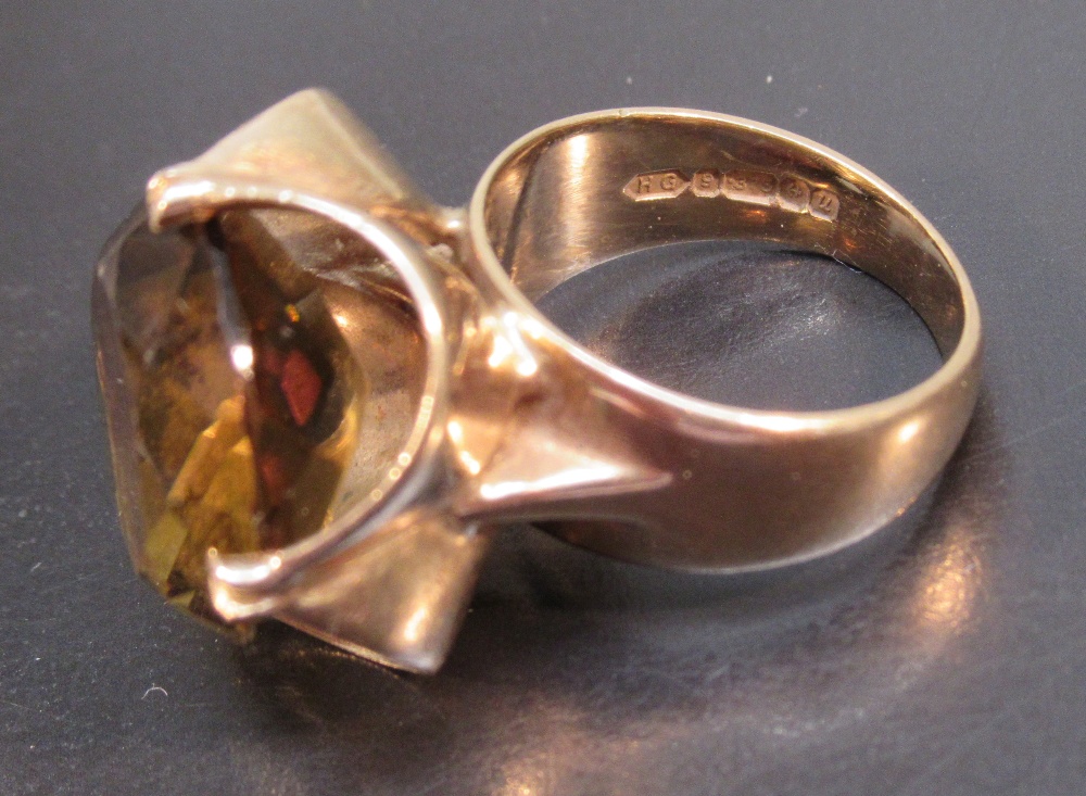 9ct GOLD RING SET 15mm CIRCULAR CITRINE IN A FOUR PRONG SETTING, SIZE M (10.9g GROSS) - Bild 6 aus 6