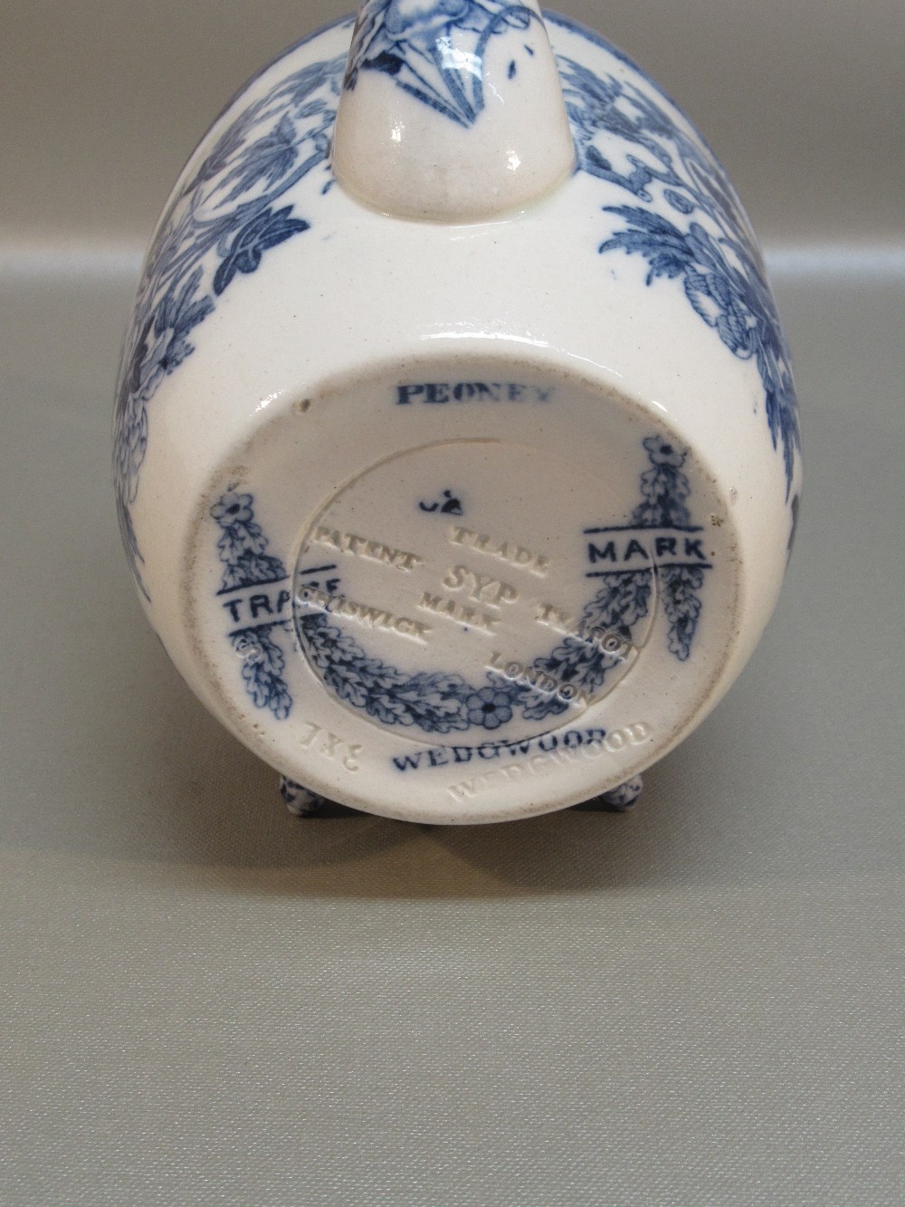 RARE EDWARDIAN WEDGWOOD EARTHERNWARE BLUE AND WHITE PEONY PATTERN SYP (SIMPLE YET PERFECT) TEAPOT OF - Image 11 of 13