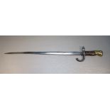 19th CENTURY FRENCH BAYONET WITH A BRASS MOUNTED WOOD HILT, NUMBERED 11673 AND DATED 1875 (L: 63.2cm