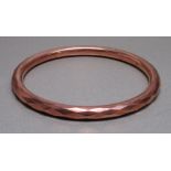 9ct ROSE GOLD BANGLE WITH A DIAMOND PATTERN BY HENRY GRIFFITH & SONS, CHESTER 1911 (17.4g)