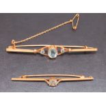 9ct GOLD AQUAMARINE BAR BROOCH WITH A 9mm OVAL CUT CENTRALLY SET STONE FLANKED BY TWO 3mm CIRCULAR