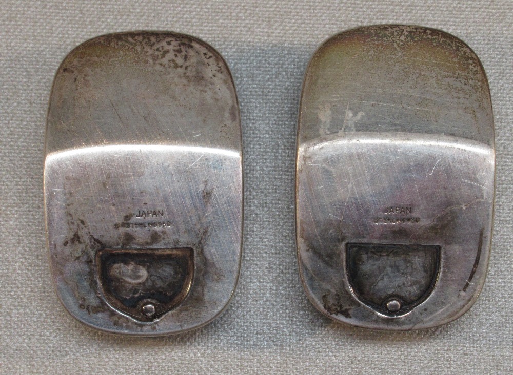 PAIR OF JAPANESE UNUSUAL NOVELTY 'DECORATIVE' CRUETS MODELLED AS MAIKO WOOD SANDLES, - Image 5 of 6