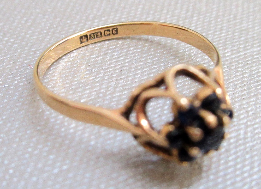 9ct GOLD AND SAPPHIRE RING, SIZE 0 (1.6g) - Bild 4 aus 4