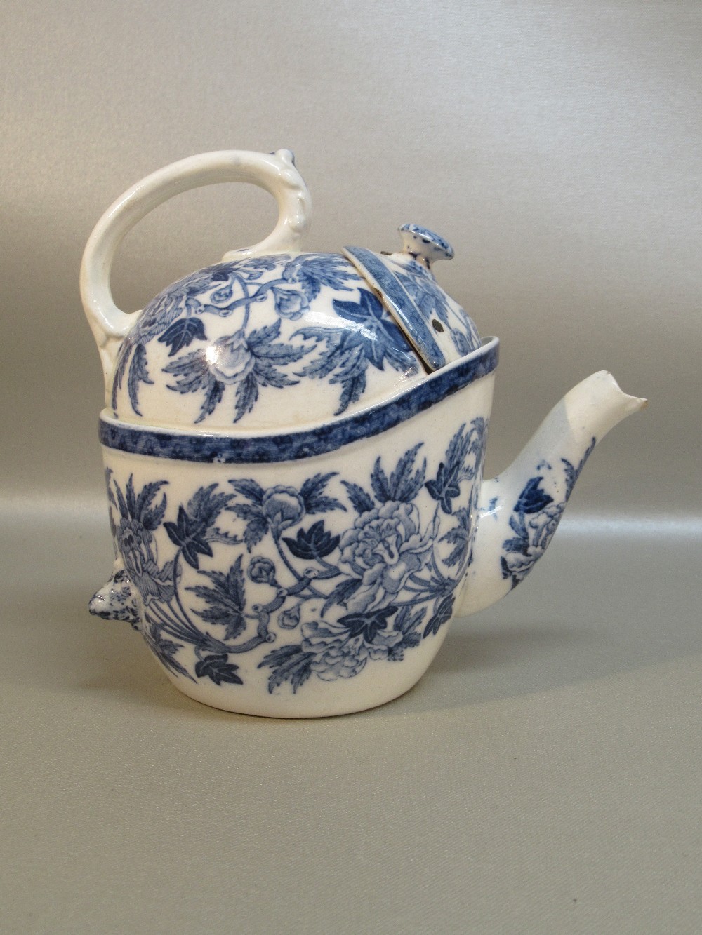 RARE EDWARDIAN WEDGWOOD EARTHERNWARE BLUE AND WHITE PEONY PATTERN SYP (SIMPLE YET PERFECT) TEAPOT OF