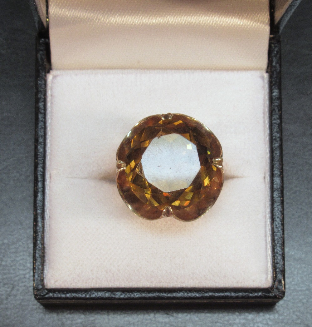 9ct GOLD RING SET 15mm CIRCULAR CITRINE IN A FOUR PRONG SETTING, SIZE M (10.9g GROSS) - Bild 2 aus 6