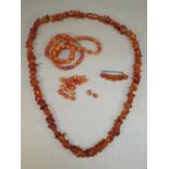 BAROQUE AMBER BEAD NECKLACE,LENGTH 61cm (41.8g) AMBER COLOURED BEAD NECKLACE AND A BROOCH [3]