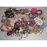 GOOD QUANTITY OF COSTUME JEWELLERY COMPRISING NECKLACES, BROOCHES, PENDANTS AND EARRINGS [A LOT]