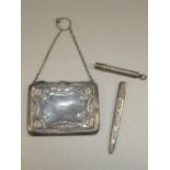 SILVER BAG WITH EMBOSSED FLORAL DECORATION, ON A CHAIN, BY HENRY MATTHEWS, BIRMINGHAM 1912 (W: 10cm)