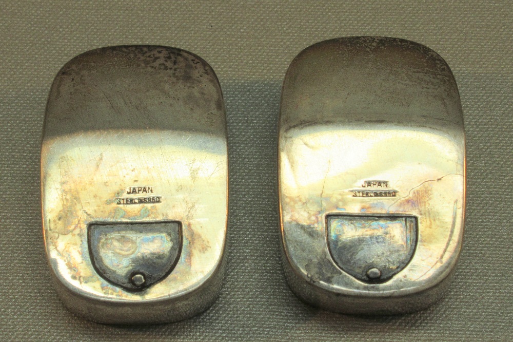 PAIR OF JAPANESE UNUSUAL NOVELTY 'DECORATIVE' CRUETS MODELLED AS MAIKO WOOD SANDLES, - Image 4 of 6