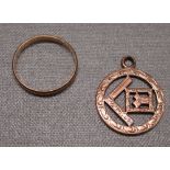 GOLD MASONIC PENDANT AND A 9ct GOLD WEDDING RING (5.8g) [2]