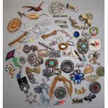 QUANTITY OF COSTUME JEWELLERY INCLUDING MOSTLY BROOCHES AND PENDANTS [A LOT]