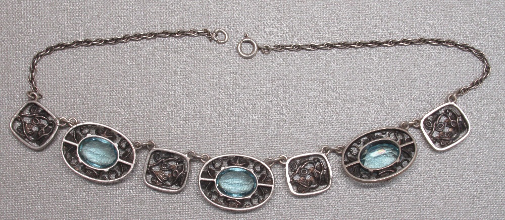 SILVER COLOURED PIERCED FLORAL NECKLACE SET BLUE TINTED OVAL STONES, WHITE METAL BRACELET SET - Image 5 of 13