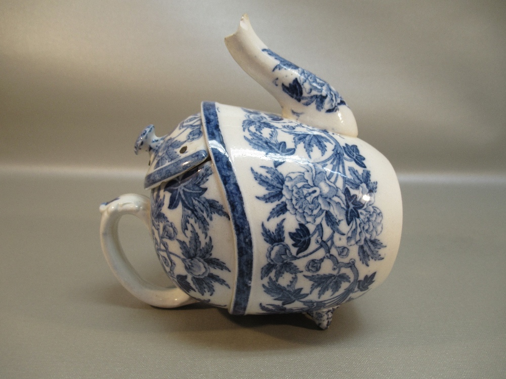 RARE EDWARDIAN WEDGWOOD EARTHERNWARE BLUE AND WHITE PEONY PATTERN SYP (SIMPLE YET PERFECT) TEAPOT OF - Image 12 of 13