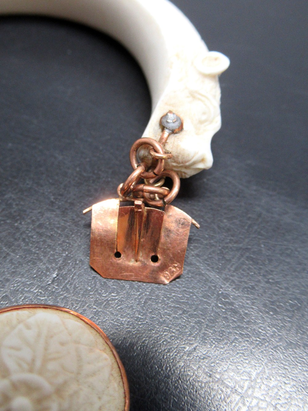 PRE-WAR CARVED IVORY AND ROSE GOLD PANTHER'S HEAD BRACELET, INDISTINCT MARK, POSSIBLY 9 (DIA: 7cm) - Bild 2 aus 10