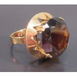 9ct GOLD RING SET 19mm DARK SMOKY QUARTZ, FOUR PRONG SETTING OVER A SERRATED CROWN BODY, SIZE M½ (