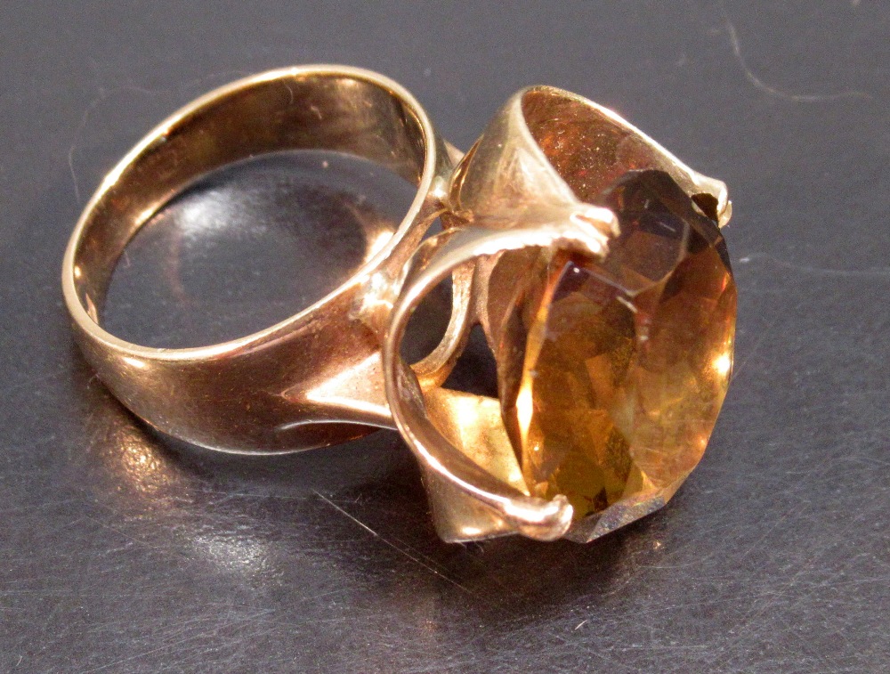 9ct GOLD RING SET 15mm CIRCULAR CITRINE IN A FOUR PRONG SETTING, SIZE M (10.9g GROSS) - Bild 4 aus 6