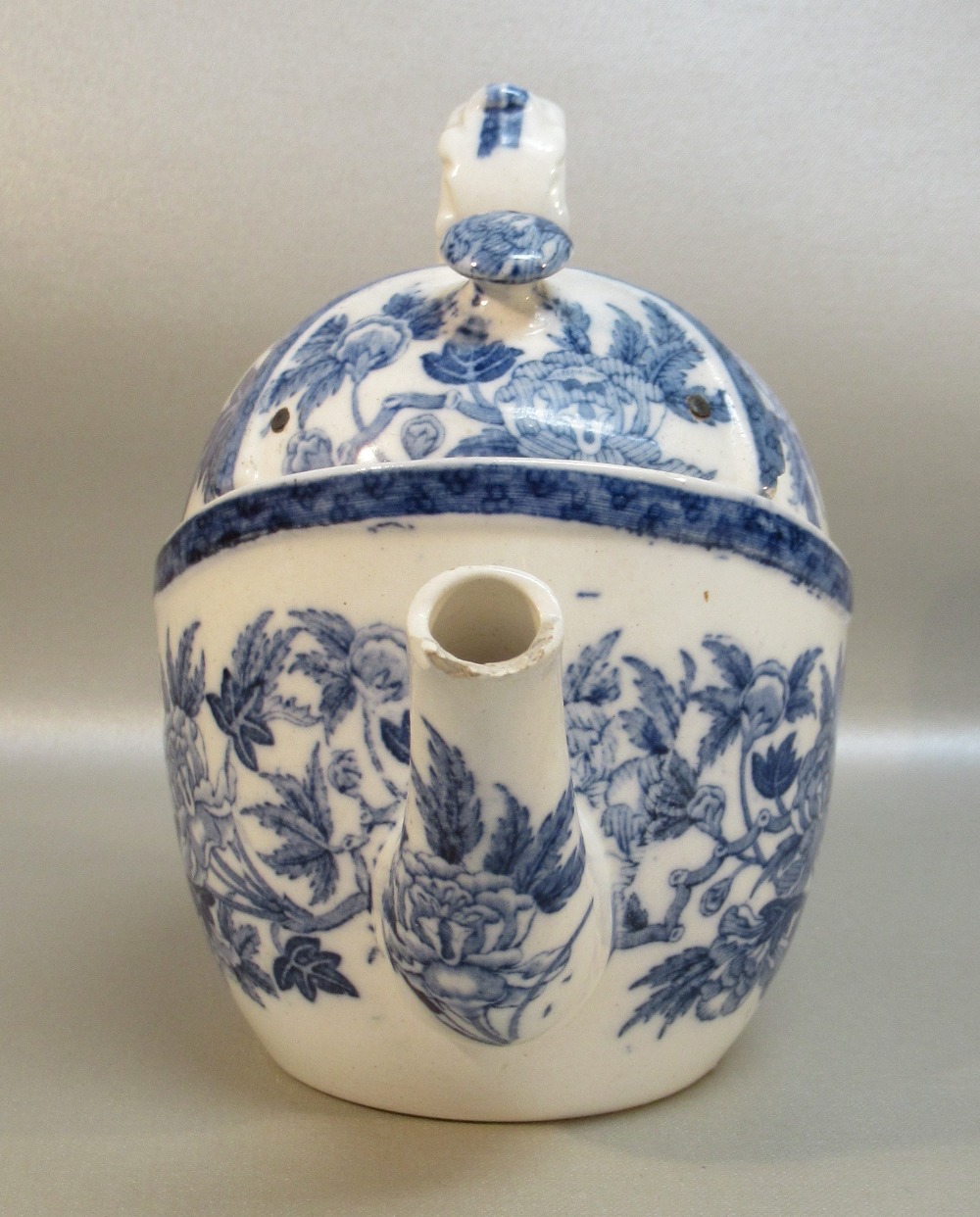 RARE EDWARDIAN WEDGWOOD EARTHERNWARE BLUE AND WHITE PEONY PATTERN SYP (SIMPLE YET PERFECT) TEAPOT OF - Image 2 of 13