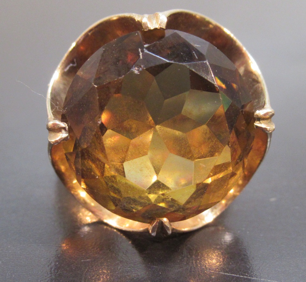 9ct GOLD RING SET 15mm CIRCULAR CITRINE IN A FOUR PRONG SETTING, SIZE M (10.9g GROSS)