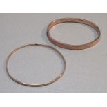 EDWARDIAN 9ct GOLD HINGED BANGLE BY EME, BIRMINGHAM 1906 AND A 9ct GOLD BANGLE (12.8g) [2]