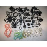 QUANTITY OF JET AND OTHER COSTUME JEWELLERY [A LOT]