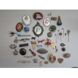 QUANTITY OF COSTUME JEWELLERY INCLUDING MOSTLY BROOCHES AND A GILT METAL CARNELIAN SEAL [A LOT]