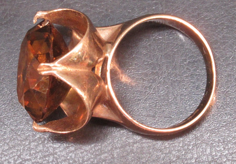 9ct GOLD RING SET 15mm CIRCULAR CITRINE IN A FOUR PRONG SETTING, SIZE M (10.9g GROSS) - Bild 3 aus 6