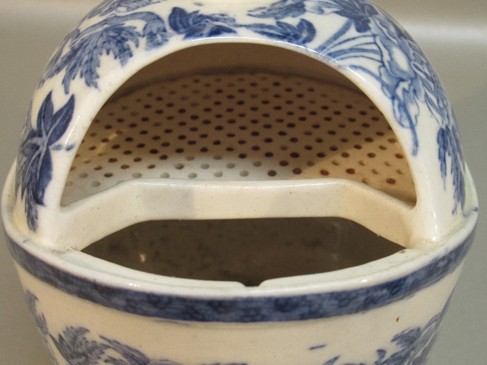 RARE EDWARDIAN WEDGWOOD EARTHERNWARE BLUE AND WHITE PEONY PATTERN SYP (SIMPLE YET PERFECT) TEAPOT OF - Image 7 of 13