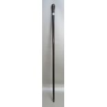 GEORGE V EBONISED WALKING CANE WITH A HORN HANDLE AND SILVER COLLAR BY J.H., LONDON 1923 (H: 86cm)