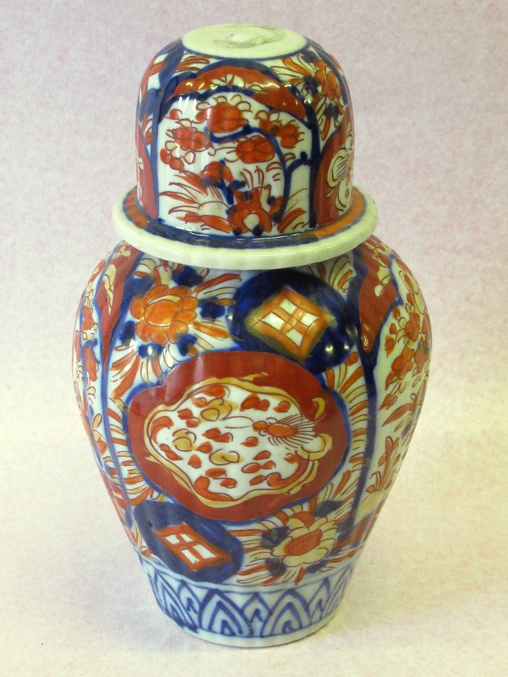 JAPANESE IMARI PORCELAIN SAUCERDISH WITH A SCALLOPED RIM, PAINTED WITH BLUE AND RED FLORAL - Image 11 of 18