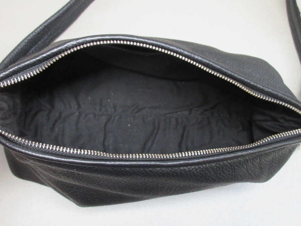 KESSLORD BLACK LEATHER HAND/SHOULDER BAG WITH SILVER HAND STRAP, PURSE, W: 37cm AND DUST BAG [4] - Image 8 of 9