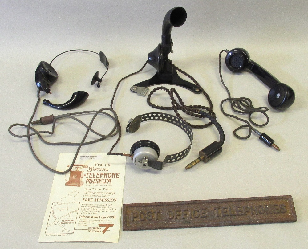 POST OFFICE TELEPHONES BLACK BAKELITE OPERATOR'S HAND SET WITH A PRESS BUTTON, STANDING MOUTHPIECE