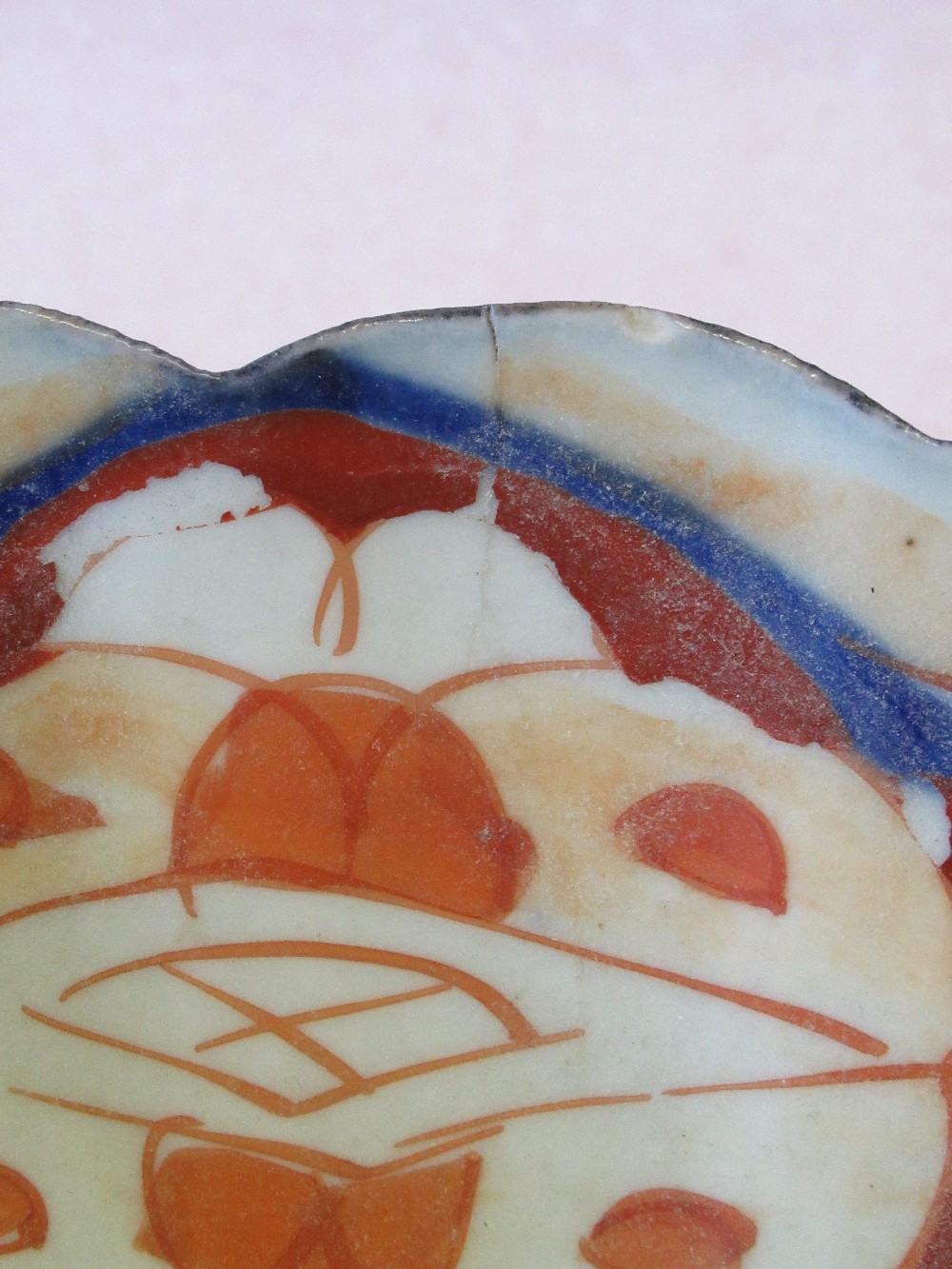 JAPANESE IMARI PORCELAIN SAUCERDISH WITH A SCALLOPED RIM, PAINTED WITH BLUE AND RED FLORAL - Image 15 of 18