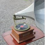 AMERICAN THE GRAMOPHONE & TYPEWRITER LTD., LONDON WIND-UP GRAMOPHONE WITH A PRESENTATION PLAQUE