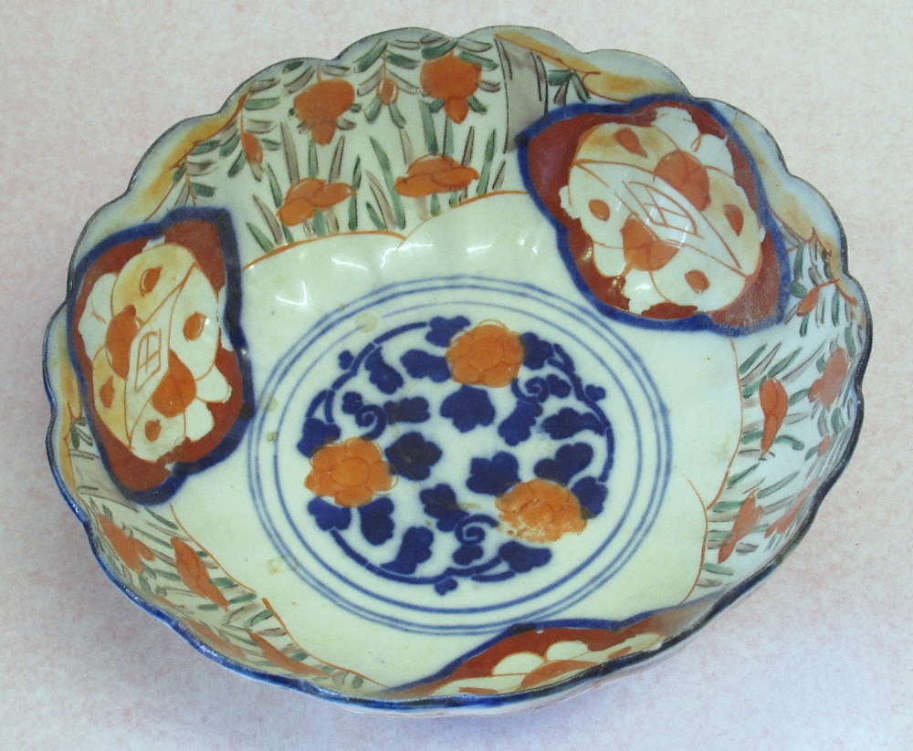 JAPANESE IMARI PORCELAIN SAUCERDISH WITH A SCALLOPED RIM, PAINTED WITH BLUE AND RED FLORAL - Image 14 of 18