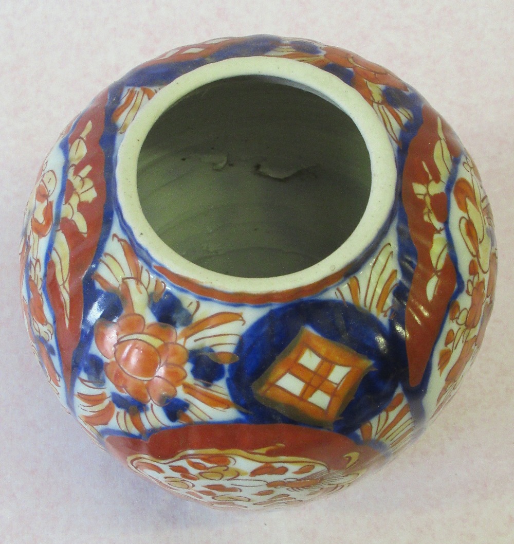 JAPANESE IMARI PORCELAIN SAUCERDISH WITH A SCALLOPED RIM, PAINTED WITH BLUE AND RED FLORAL - Image 12 of 18