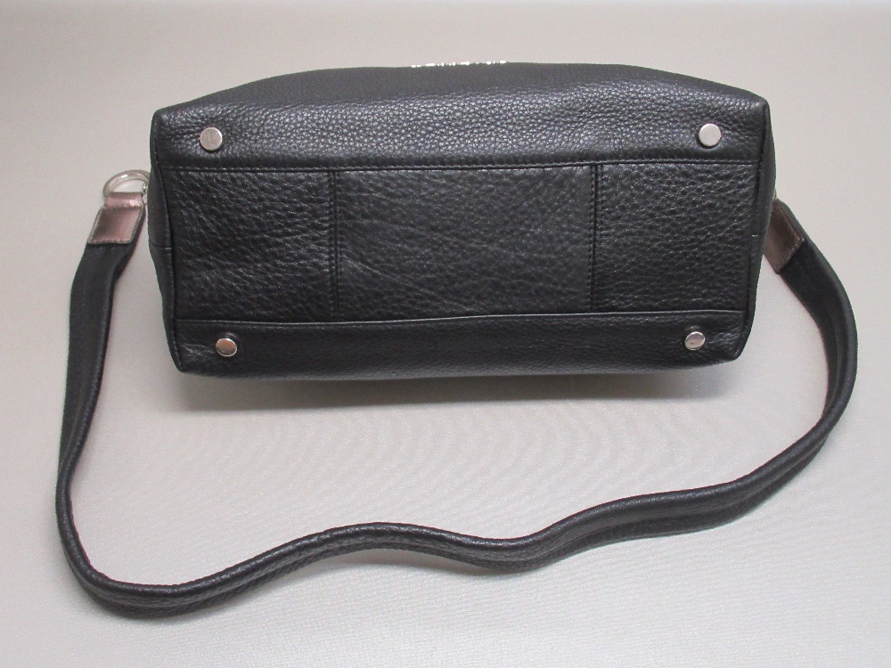 KESSLORD BLACK LEATHER HAND/SHOULDER BAG WITH SILVER HAND STRAP, PURSE, W: 37cm AND DUST BAG [4] - Image 3 of 9