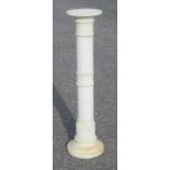 AN ITALIAN ALABASTER STAND WITH A RINGED CYLINDRICAL COLUMN ON A STEPPED CIRCULAR BASE (H: 109.5cm)