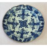 19th CENTURY DELFT CIRCULAR PLATE PAINTED WITH BLUE AND WHITE FLORAL DECORATION (DIA: 25.7cm)