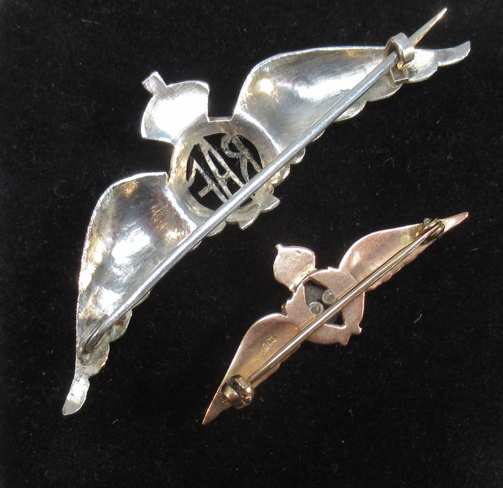 9ct GOLD RAF SWEETHEART BROOCH WITH WHITE ENAMELLED INITIALS, WIDTH 3.6cm (3.8g) AND A SIMILAR - Image 2 of 3