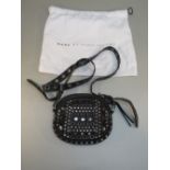 MARC JACOBS METAL STUDDED BLACK LEATHER SHOULDER BAG WITH ADJUSTABLE STRAP, W: 18.5cm AND DUST