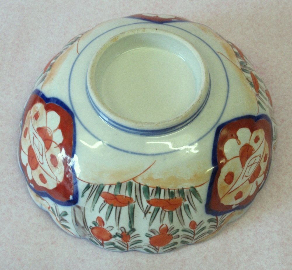 JAPANESE IMARI PORCELAIN SAUCERDISH WITH A SCALLOPED RIM, PAINTED WITH BLUE AND RED FLORAL - Image 16 of 18