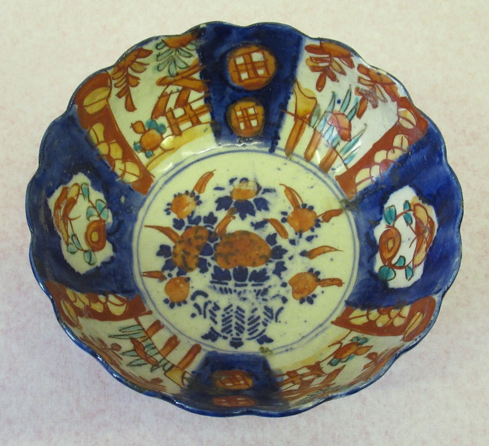 JAPANESE IMARI PORCELAIN SAUCERDISH WITH A SCALLOPED RIM, PAINTED WITH BLUE AND RED FLORAL - Image 5 of 18