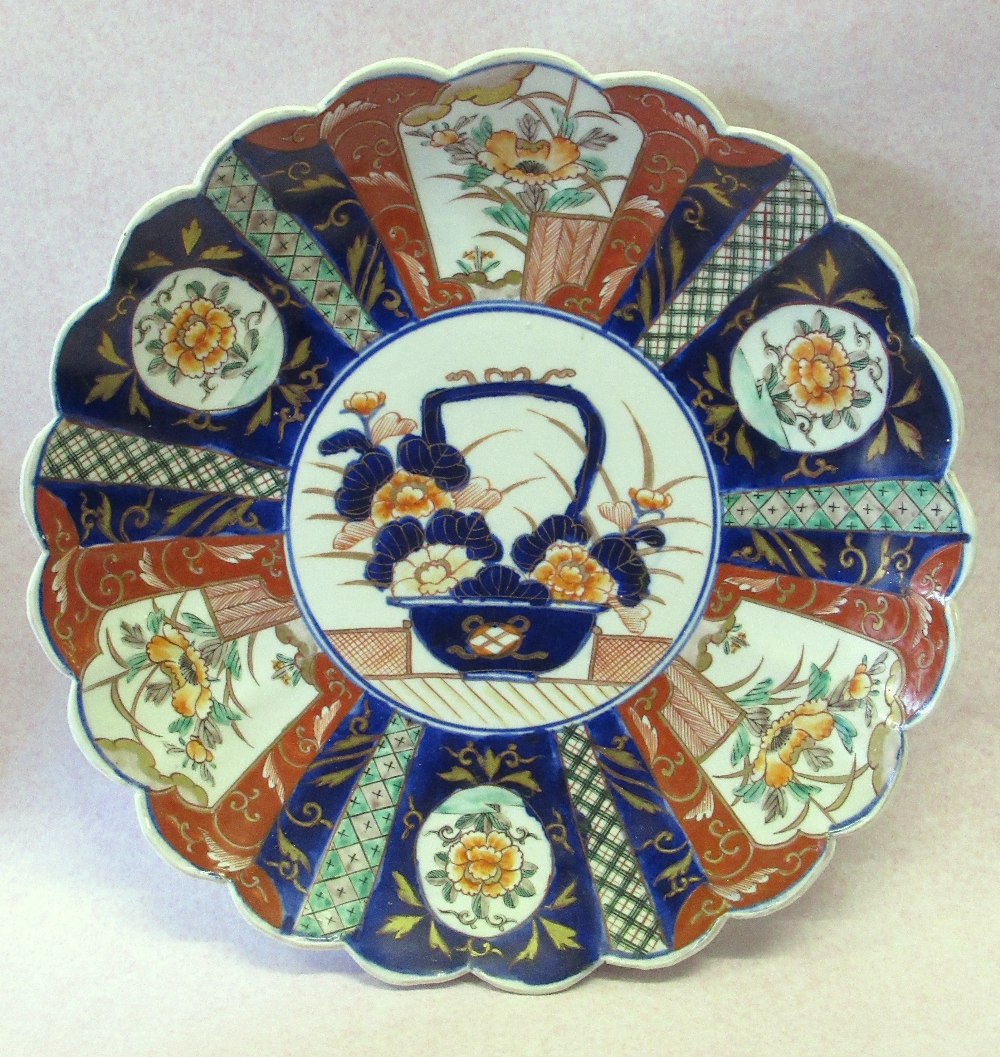 JAPANESE IMARI PORCELAIN SAUCERDISH WITH A SCALLOPED RIM, PAINTED WITH BLUE AND RED FLORAL - Image 2 of 18