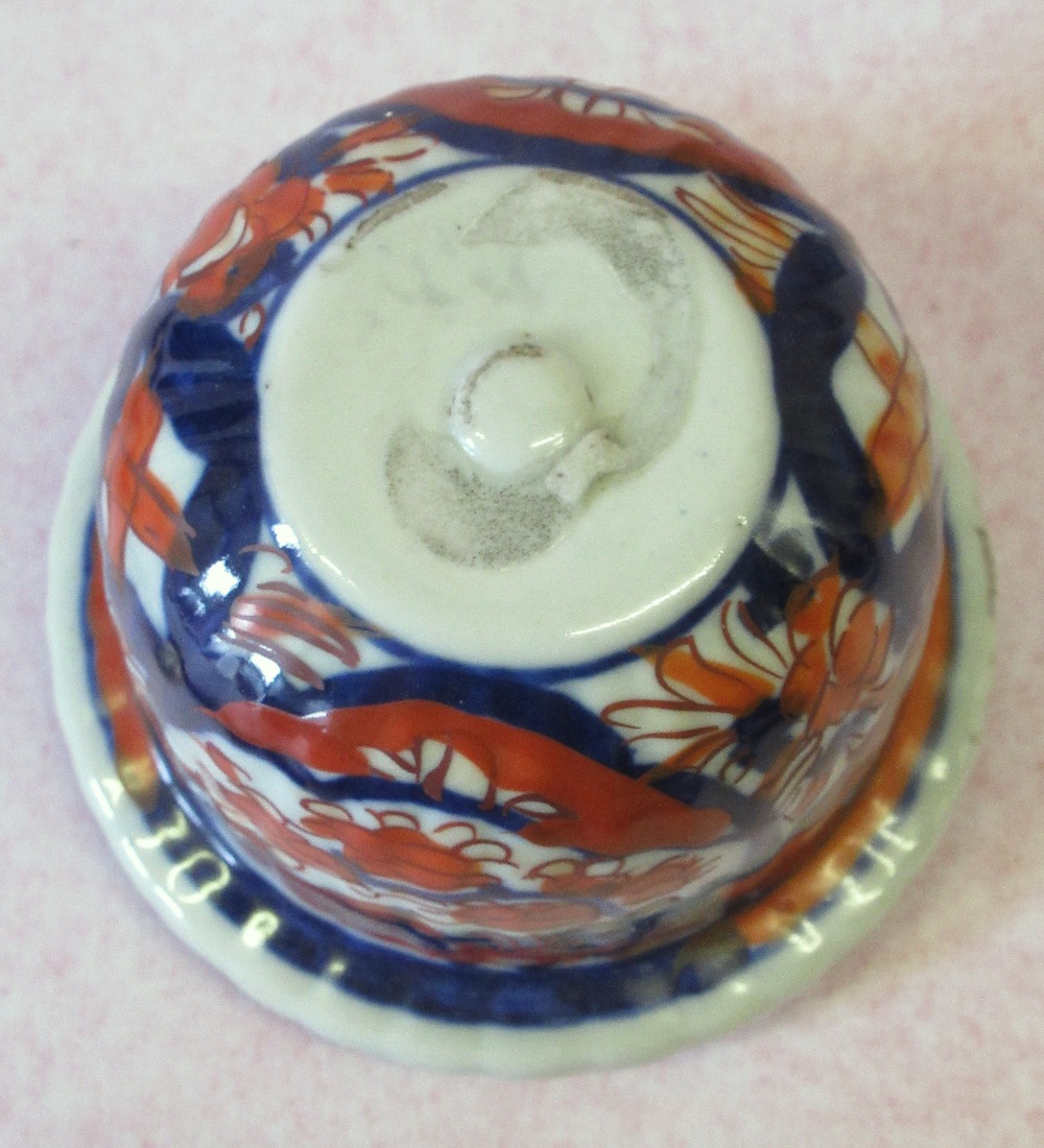 JAPANESE IMARI PORCELAIN SAUCERDISH WITH A SCALLOPED RIM, PAINTED WITH BLUE AND RED FLORAL - Image 13 of 18