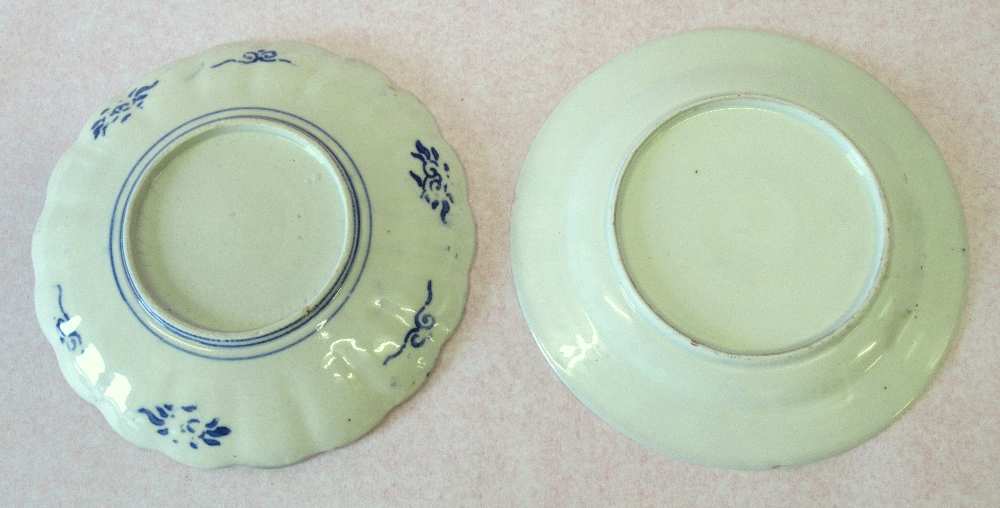 JAPANESE IMARI PORCELAIN SAUCERDISH WITH A SCALLOPED RIM, PAINTED WITH BLUE AND RED FLORAL - Image 18 of 18