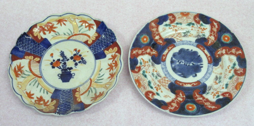 JAPANESE IMARI PORCELAIN SAUCERDISH WITH A SCALLOPED RIM, PAINTED WITH BLUE AND RED FLORAL - Image 17 of 18