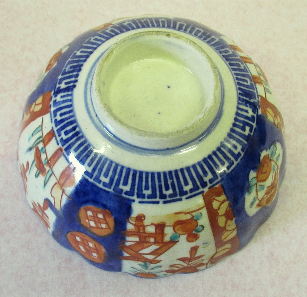 JAPANESE IMARI PORCELAIN SAUCERDISH WITH A SCALLOPED RIM, PAINTED WITH BLUE AND RED FLORAL - Image 6 of 18