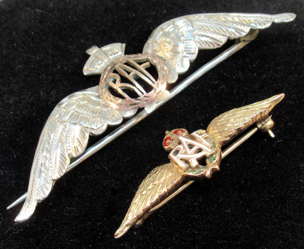 9ct GOLD RAF SWEETHEART BROOCH WITH WHITE ENAMELLED INITIALS, WIDTH 3.6cm (3.8g) AND A SIMILAR