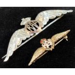 9ct GOLD RAF SWEETHEART BROOCH WITH WHITE ENAMELLED INITIALS, WIDTH 3.6cm (3.8g) AND A SIMILAR